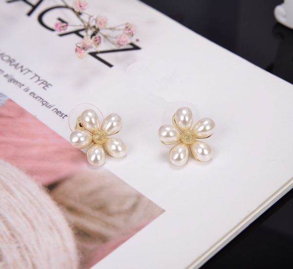 

the new distinctive of the new temperament flower earrings is full of personality, Golden;silver