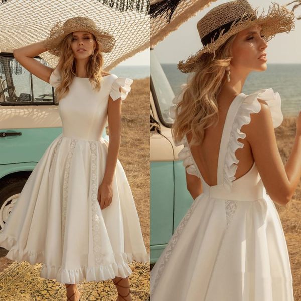 Abiti da sposa semplici corti A Line Abiti da sposa 2022 Lunghezza tè Raso Avorio Senza maniche Schiena scoperta Ruffles Estate Vestido De Novia Boho Beach Abito da sposa