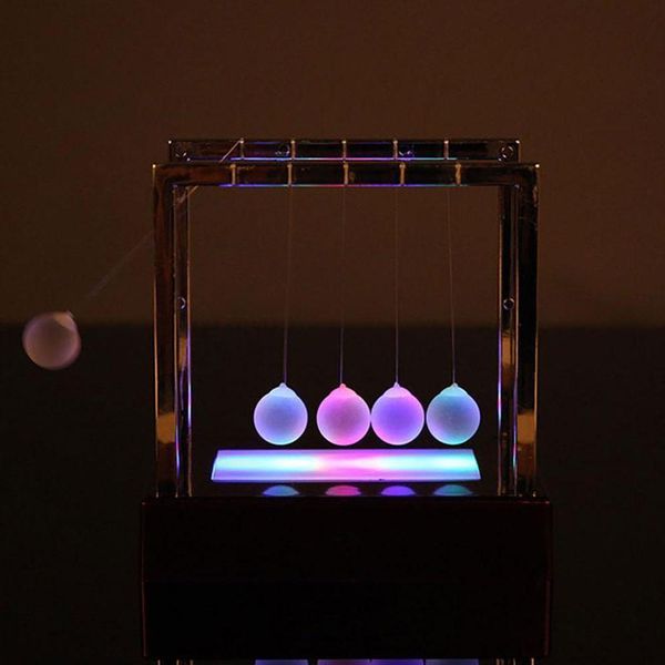 Newton Cradle LED Işık Up Kinetik Enerji Ev Ofis Bilim Oyuncaklar Ev Dekorasyonu Renkli Aydınlık Newton Pendulum Ball Masaüstü 201212