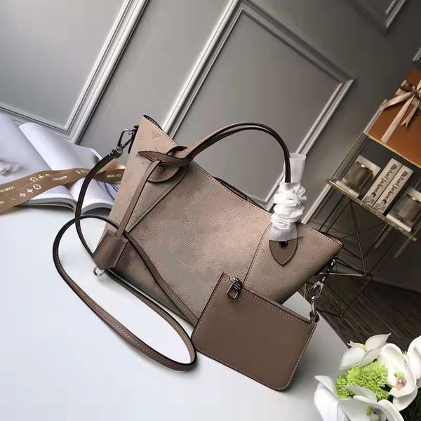 

ladies' bags are light and comfortable in high-end custom quality perforated calfskin, with detachable shoulder strap, suitable for dai