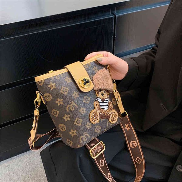 

2022 factory wholesale new female bear shoulder messenger pillow high capacity handbag commuter tote bag