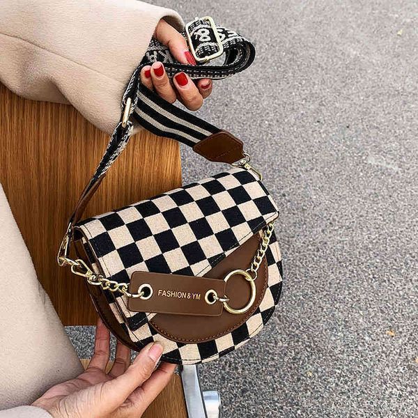 

2022 factory outlet explosion chessboard lattice women's niche design single shoulder portable versatile diagonal bag f6ym