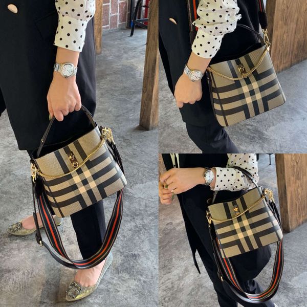 

luxurys designers hong kong women's 2021 new versatile wide belt chain small bucket single shoulder slant span bag tide