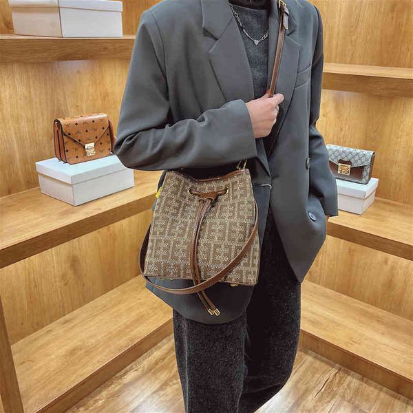 

2022 factory wholesale new model contrast bag women's autumn and winter bucket personalized trend single shoulder red bags