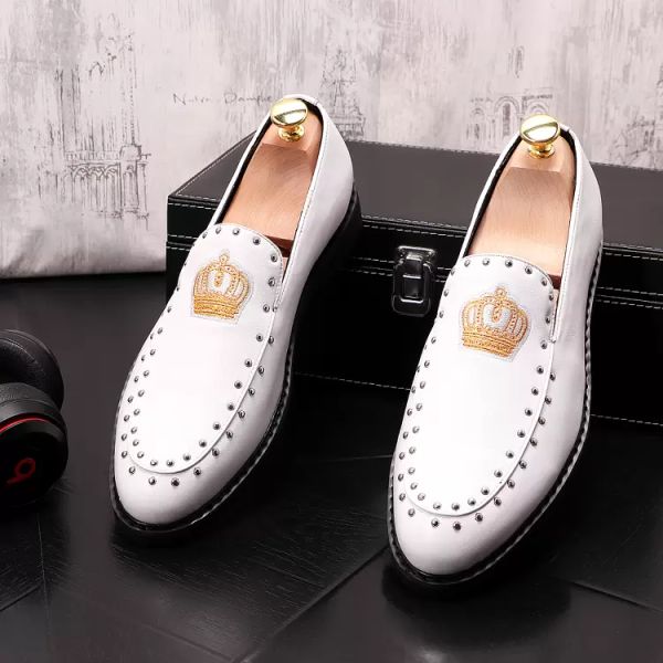 Luxo estilo real homens vestido de casamento sapatos artesanais bordados corvo padrão exótico designer mocassins moda primavera outono branco casual apartamentos