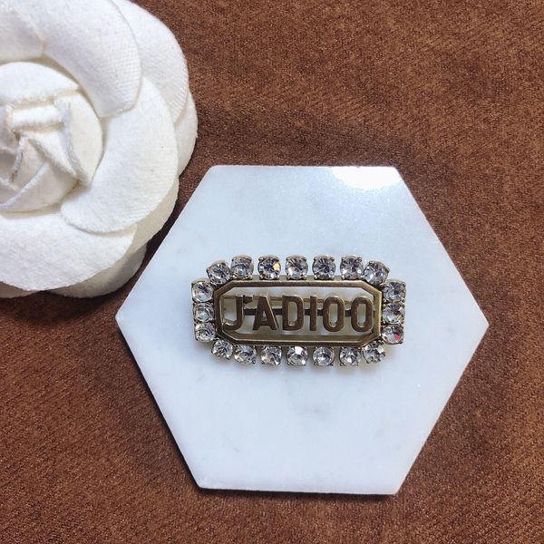 

2021 new designer jewelry d home / dijia 20-year-old new letter band drill brooch net red fashion temperament brass material, Golden