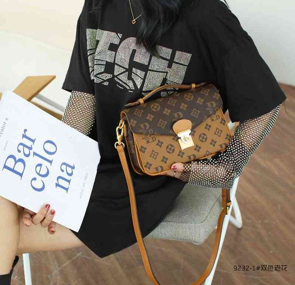 

2022 factory wholesale postman female fashion net red one shoulder messenger bag autumn and winter high-grade printing hand-held small squar