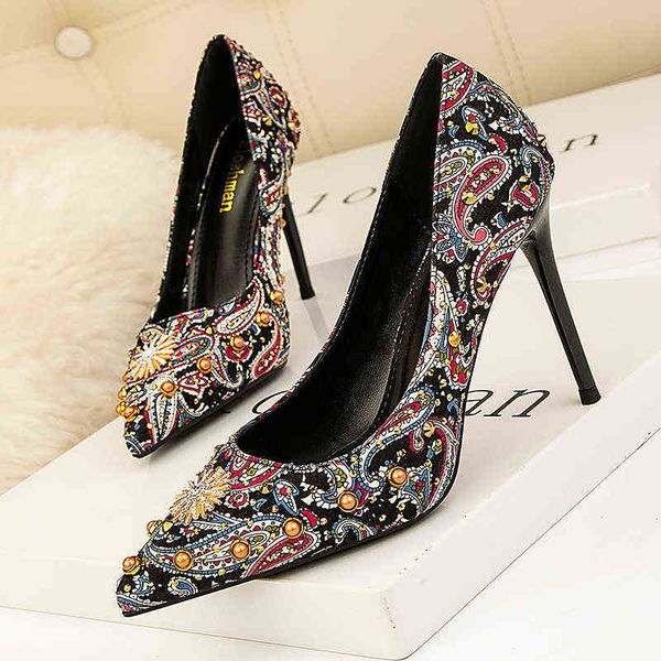 

sandals women dress shoes designer fashion rivet pointed high heels luxury rhinestone creative embroidery wedding pumps 220307, Black