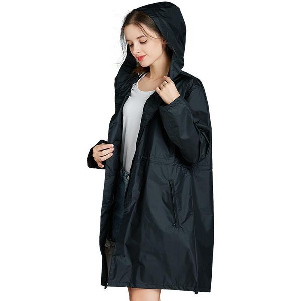 

модные взрослые мужские и женские ветровка дождевики пальто дождь дождь дождь на дождевике пешие прогулки одинокого человека играть в воду о