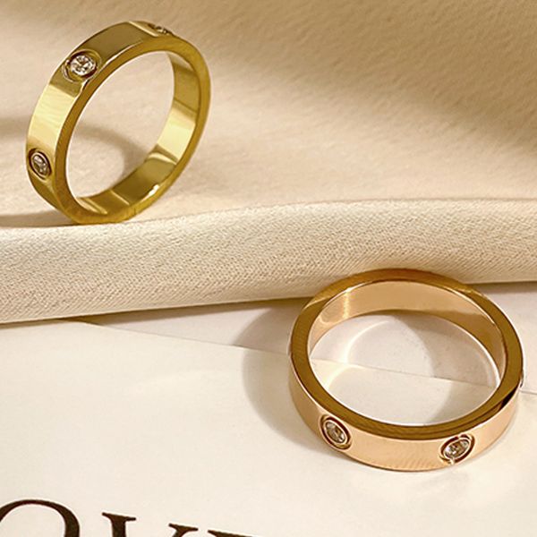 O designer sênior usa anel de noivado de diamante CZ de aço titânio, joias clássicas de luxo, anel de amante, caixa de presente de casamento feminina e masculina, 1 peça