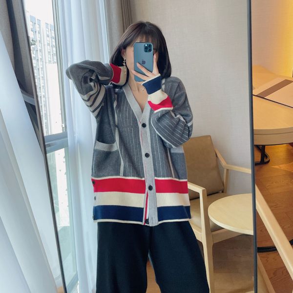 

1101 бесплатная доставка 2020 осенний бренд такой же стиль обычный длинный рукав v шеи серая флора печатает кинта свитер женская одежда клык, White;black