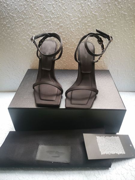 Verão nova sandálias quadradas chinelas femininas importadas chorão de bom material decoração de materiais Bright diamante feminino sandálias de salto alto