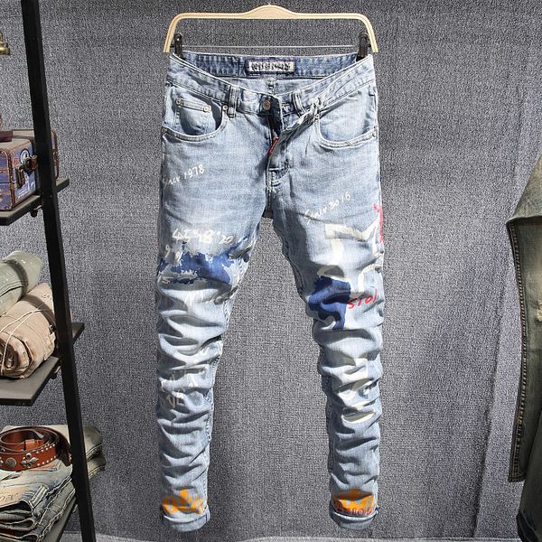 

2021 new newly fashion streetwear light blue slim fit printed designer men elastic denim pencil pants hip hop jeans homme 7vjb