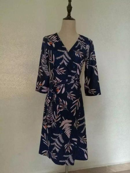 

новый 2020 дизайнерское бренда платье женские синие печать v-образным вырезом 3/4 рукава длиной до колен растягивайтесь джерси шелк плюс раз, Black;gray