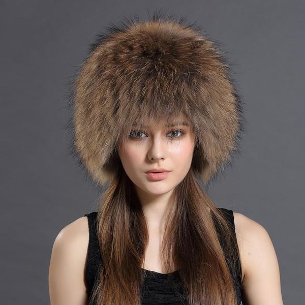 O chapéu de pele real natural do guaxinim do inverno com boas mulheres reais elásticas da orelha de pele dos chapéus das mulheres chapéu de malha atacado