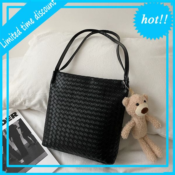 

autumn and winter large capacity women's 2020 new fashion net hongtuote niche design college students' single shoulder bag for cla