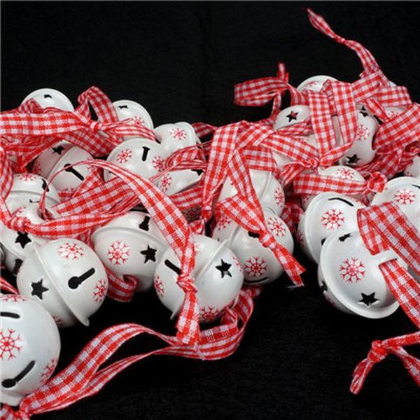 

рождественские украшения 40 шт. красный металл снежинка jingle bell рождественский орнамент для дома 30 мм сторона украшения дерево кулон 20