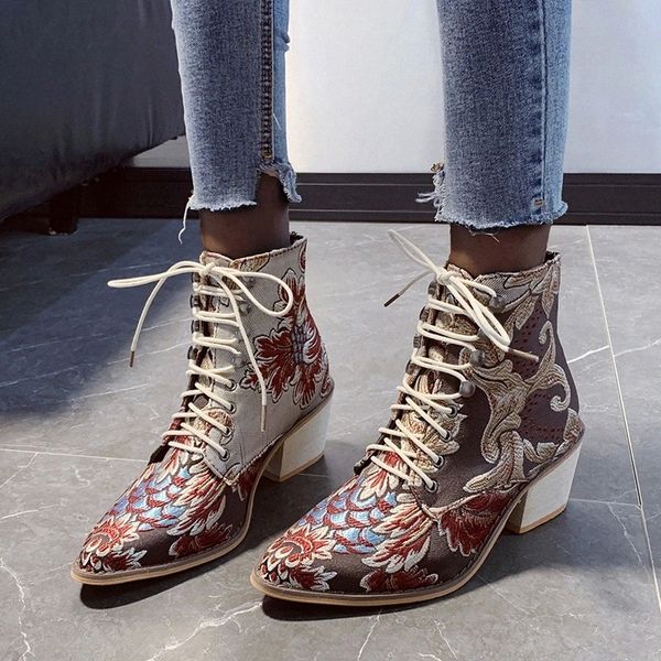 

2019 women's european beauty boots winter new retro national wind pointed thick with lace embroidery boots women's large size 43 #, Black