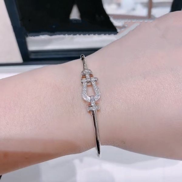 

подковое пряжка классического взрыва в 2020 году символизирует настоящее счастье и лучшее будущее, Black