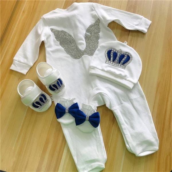 Baby Rompers Girls Boys Младенческие хлопчатобумажные одежды набор шляпу ботинки перчатки добро пожаловать новорожденные короны ювелирные изделия ангела крыло пижамы наряд LJ201223