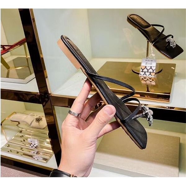 

2021 summer new open-toe woman's word flat fairytale style square head strass clip slipper feet 6mmy, Black