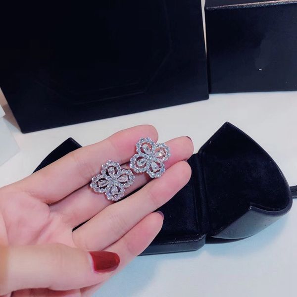 

xf fashion pseudo gold 5a zircon leaf hollow stud earring women wedding flower pure 925 silver ear pin jewelry 210202, Golden;silver