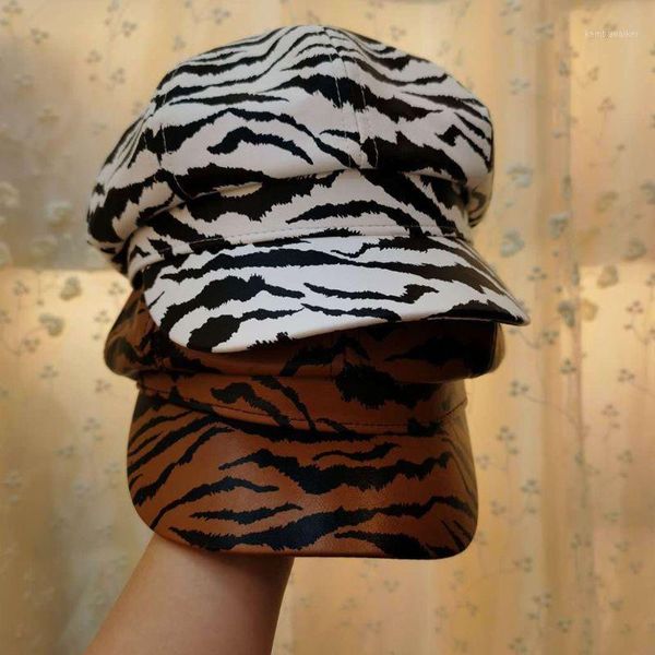 Beralar Kadın Sahte Deri 8 Panel Bere Kap Zebra Çizgili Baskı Ressamı Sboy Şapkası 23Ge1