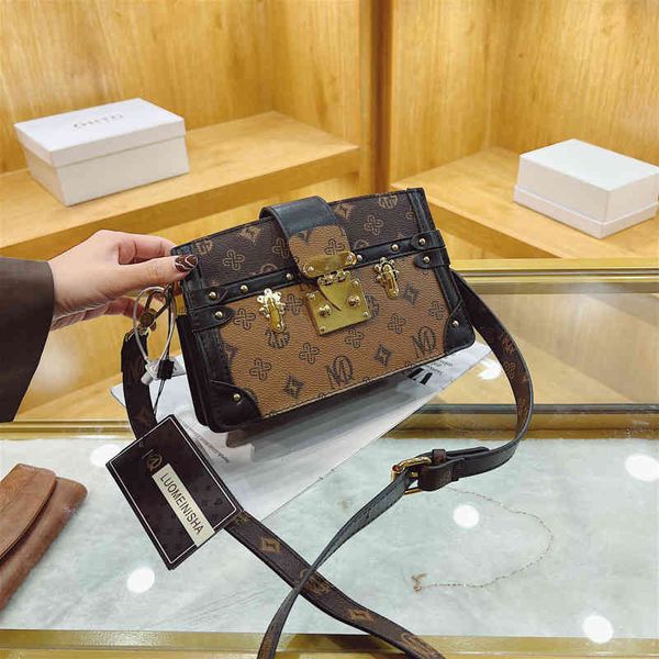 

2022 factory wholesale high sense box female versatile foreign style small square net red texture hand-held messenger bag