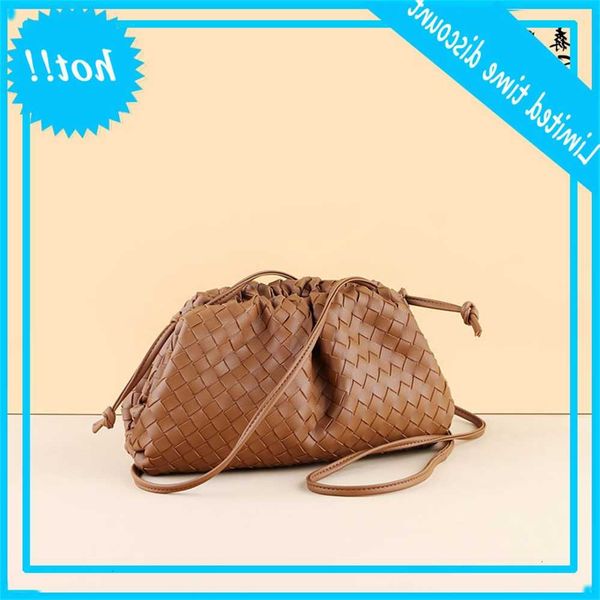 

2019 xiaojing laojiang hand holding cloud solid color straw head layer woven dumpling leather messenger bag