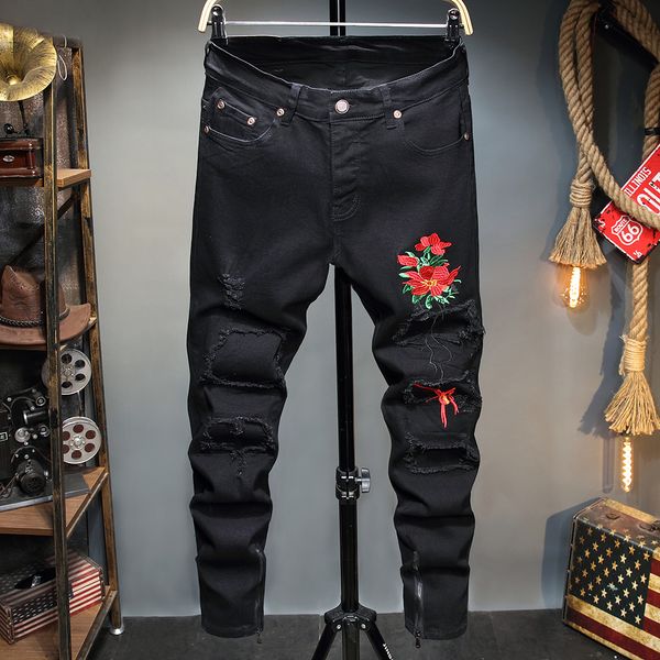 Neue Stil schwarz bestickt Rose Blume Stretch-Jeans Herren zerrissene Loch Jeans trendige Hosen 2021 Mode dünne lässige Denim-Hose