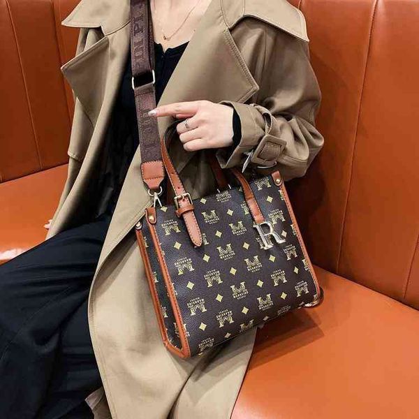 

2022 factory wholesale new female printed letter portable small square bag trend one shoulder messenger bag