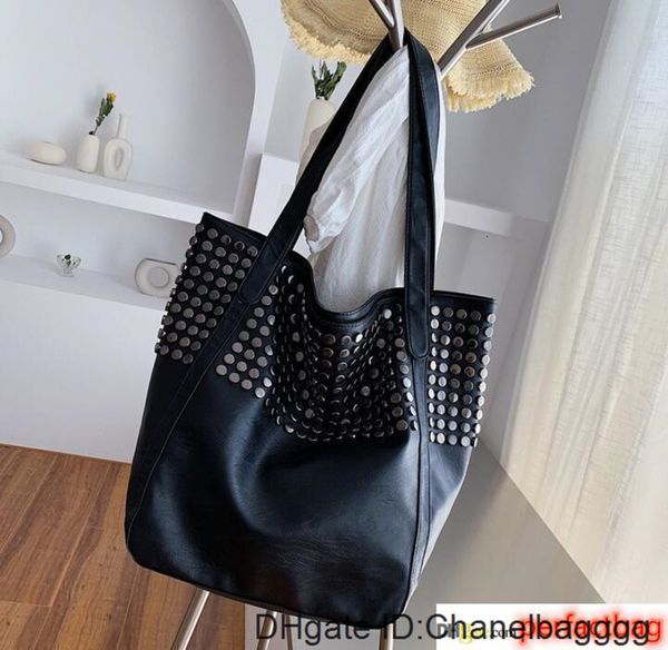 

designer women oversize handbag luxury rivet casual tote bag pu lady large capacity shoulder bags travel handbag/3