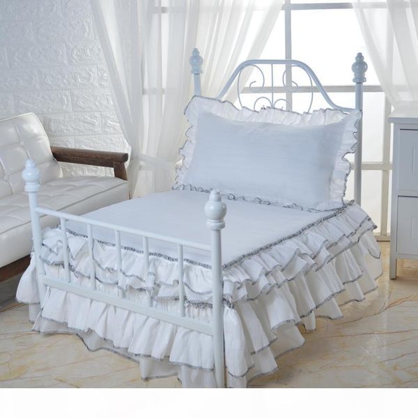 

белый кованой питомца с чистыми белыми постельными принадлежностями