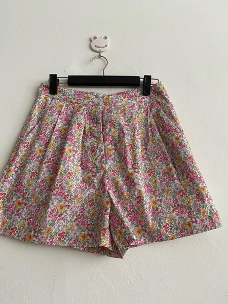 

women shorts 2021 spring and summer new floral loose high waist shorts, White;black
