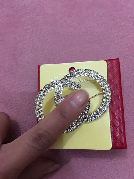 

2021 new crystal letter brooch ladies designer clothing suit pin lapel party wedding jewelry with fast delivery, Gray