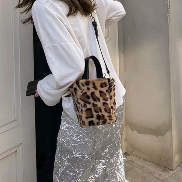 

winter plush bag for women 2021 new fashion portable bucket pack korean style casual one shoulder small bag d974