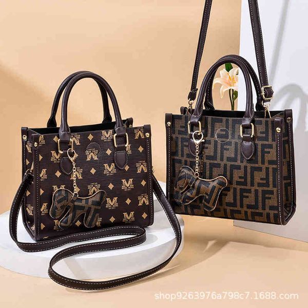 

2022 factory wholesale new large capacity fashion versatile messenger women's portable one shoulder bag
