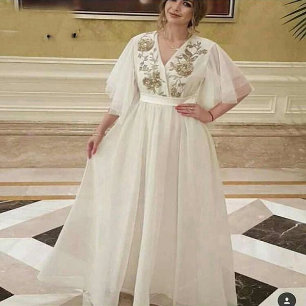 Einfache A-Linie, weiße Chiffon-Abschlussballkleider, V-Ausschnitt, Applikationen, goldene Spitze, Blumen, kurze Poet-Ärmel, bodenlang, günstige lange Abendkleider, Party