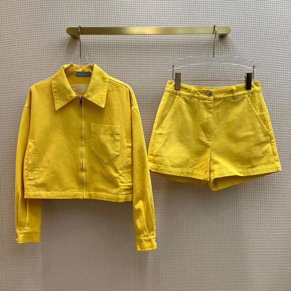 

new in early spring embossed triangle denim suit short jacket + designer yellow upper body is very white, and a set of all-match on the back, White;black