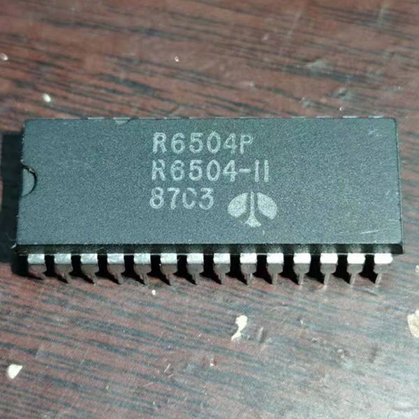 R6504P. Chip del circuito integrato del microprocessore R6504AP / R6504 6504B MOS6504B, PDIP28 / vecchia cpu IC processore vintage a 8 bit Dual in-line 28 Pin Pacchetto in plastica IC 6504