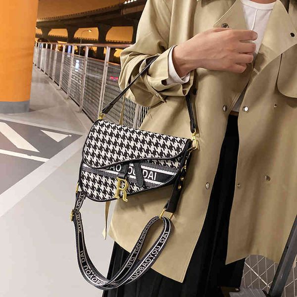 

2022 factory wholesale autumn and winter solid color magnetic buckle fashion korean single shoulder messenger bag style portable women'