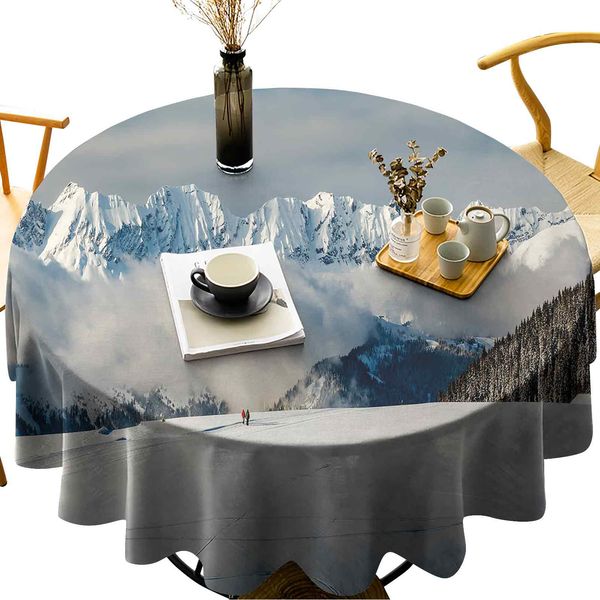 

круглый стол настольный проливной скатерть панорамный вид на горы и два человека, идущие во французских альпах пешие прогулки