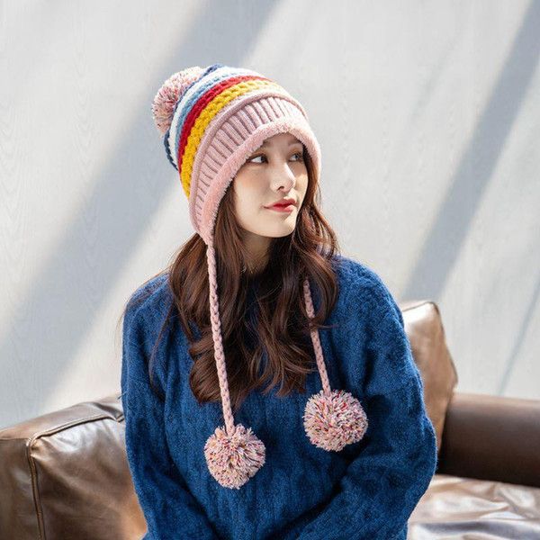 Nuovo cappello di lana invernale per donna versione coreana più berretto lavorato a maglia con palline di lana cappello caldo con protezione per le orecchie calda con palline colorate arcobaleno