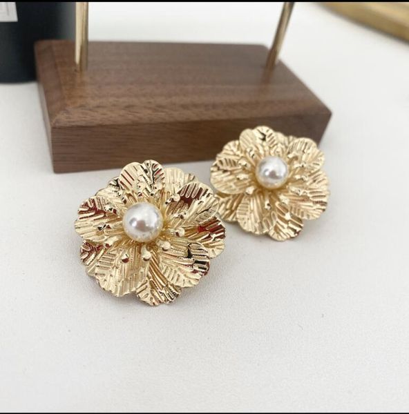 

2020 the new french gold metal flower earrings sweet, simple, versatile, and suitable for dating 501, Golden;silver