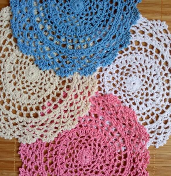 

круглый кружевной хлопковый столик на месте коврик pad ткань вязание крючком placemat cup кружка рождественские чай кофе посудона для столов