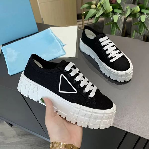 La piattaforma in gomma Fashion Casual Shoes del 2022 ispirata agli pneumatici da motocross definisce il design delle scarpe da donna di queste sneakers in gabardine di nylon. Il logo triangolo decora 50 mm