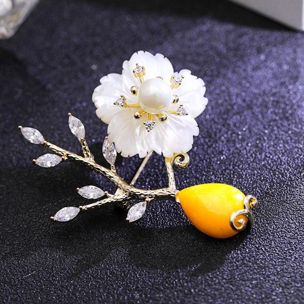 

pins, brooches natural white shell flower wedding for women shirt clothes accessories, elegant crystal broche friends jewelry, Gray