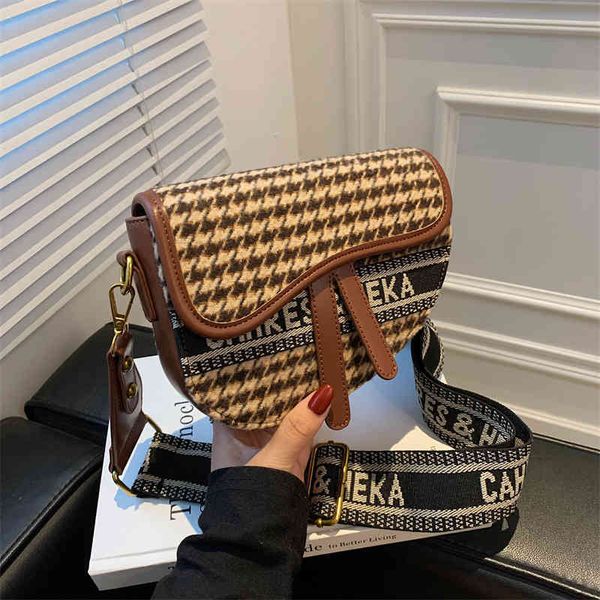 

2022 factory outlet net red foreign style small female autumn and winter fashion popular broadband messenger versatile one shoulder bag cd0i