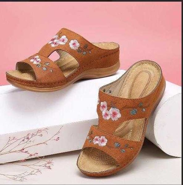 

2021 summer new shoes hollow out flower embroidery sandals slope heel large women's slippers, Black