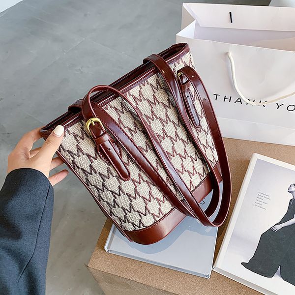 

2020 new printed letter bucket fashion versatile handbag one shoulder bag